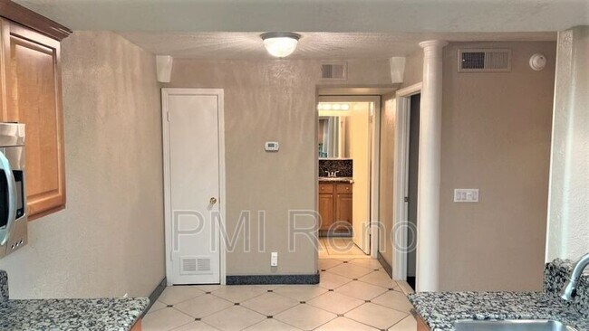 Foto del edificio - 7690 Bluestone Dr