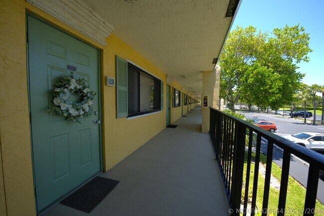 Building Photo - 1523 Meadows Cir
