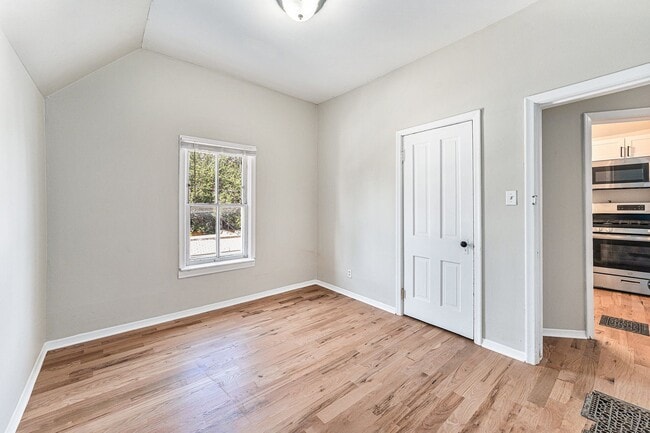 Building Photo - Charming 2 Bed 1.5 Bath in West Wash Park!