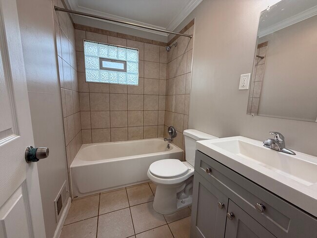 Building Photo - 14310 Hobart Ave