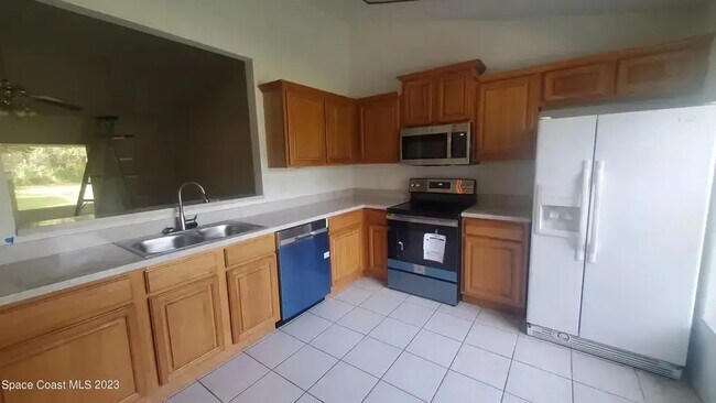 Building Photo - 612 Oakwood Pl