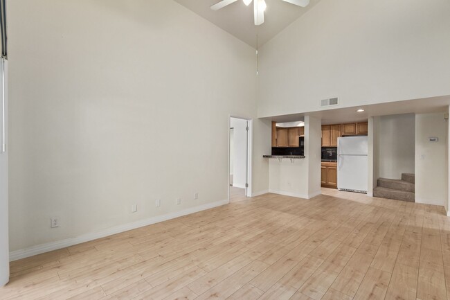 Building Photo - 2 Story 3-Bedroom, 3-Bath Townhome in Gate...