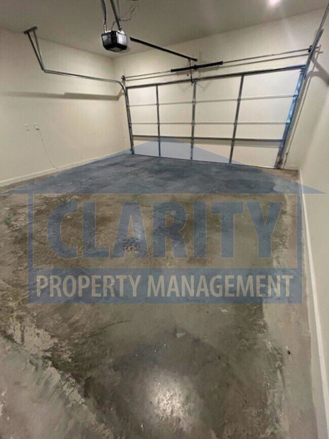 Foto del edificio - Three bedroom townhome w/ garage!