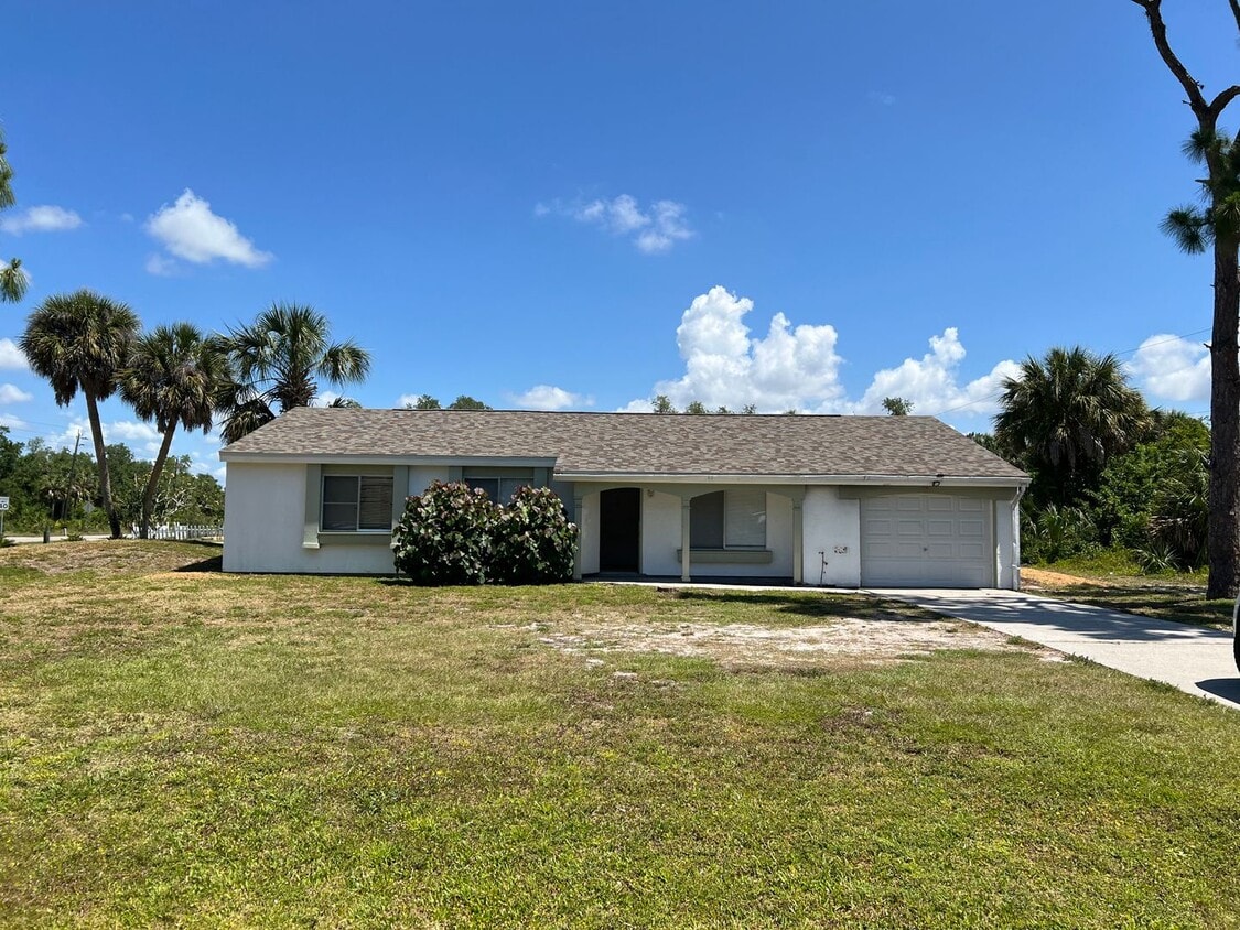 Primary Photo - AVAIL 7/15 -- $1,695 ** Annual ** 3 Bed / ...
