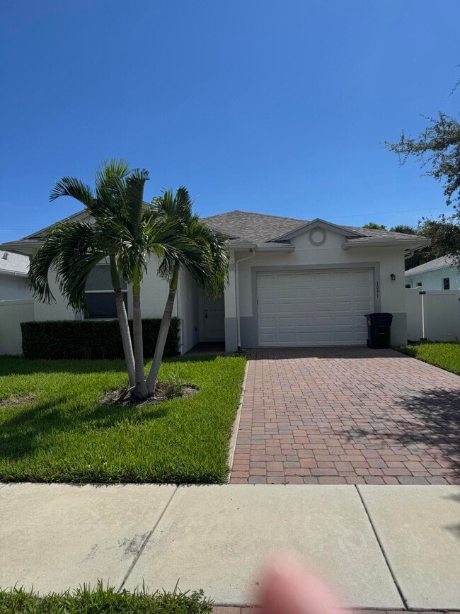 Building Photo - 1031 Mango Dr