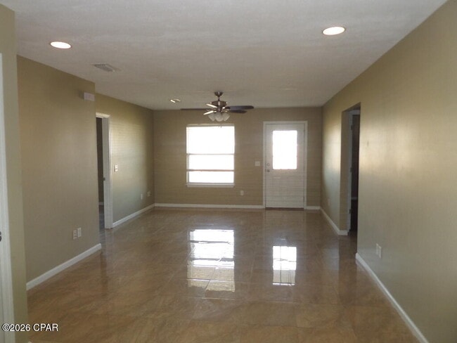 Foto del edificio - 6321 Winona St