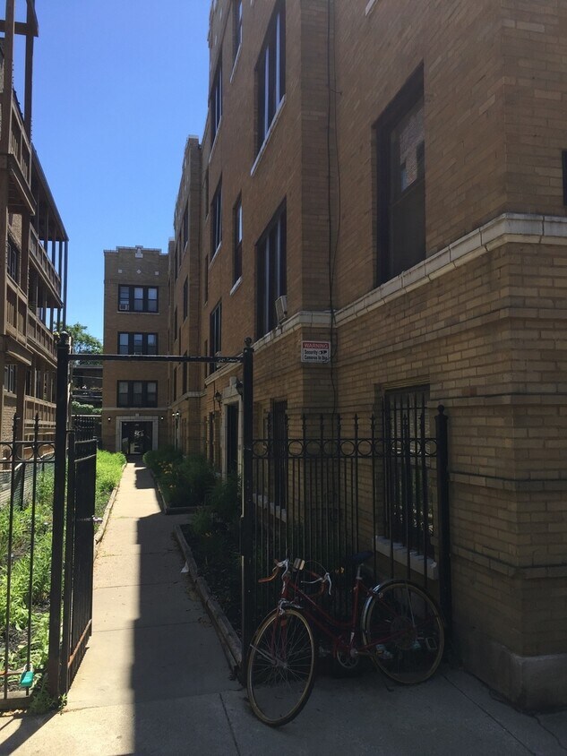Foto principal - 837.5 W Cornelia Ave