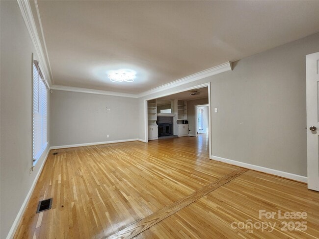 Foto del edificio - 6618 Hartsell Pl