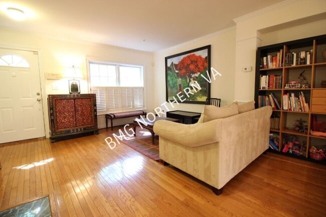 Building Photo - 2304 N Greenbrier Ct