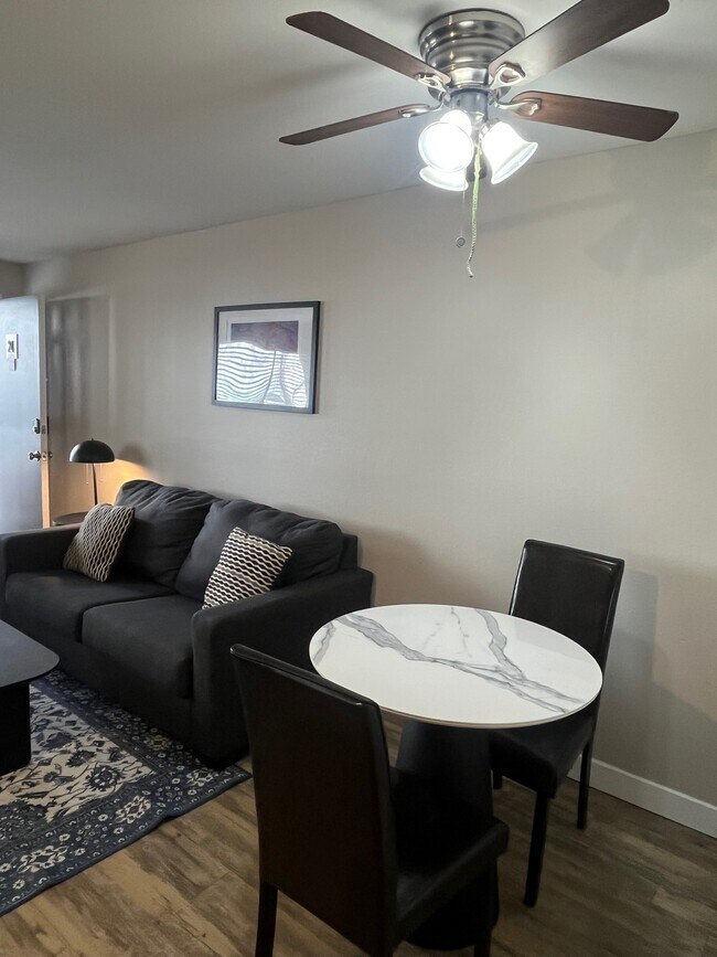 Building Photo - Apex 980