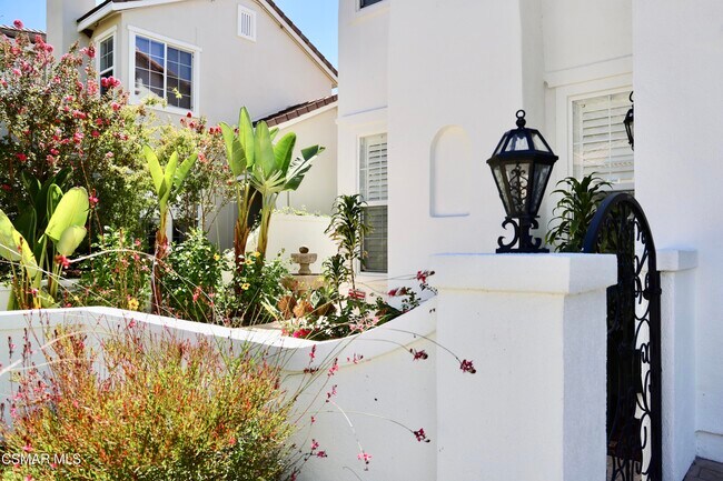 Building Photo - 6072 Mandeville Pl
