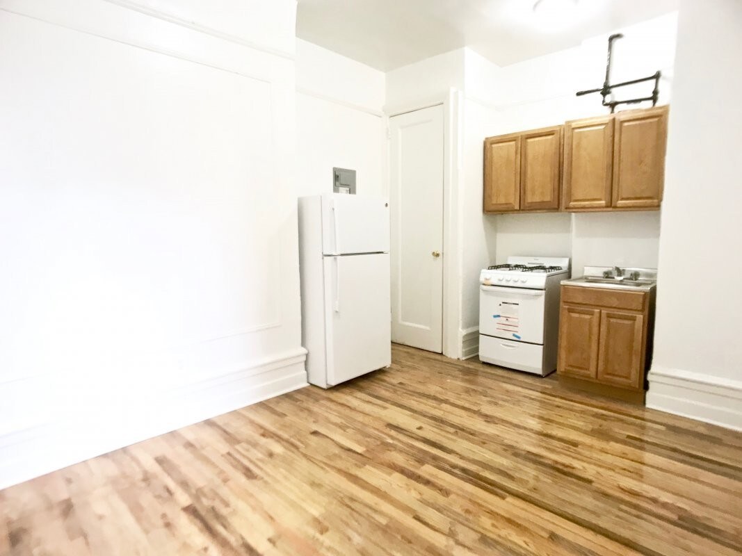 Primary Photo - 540 Manhattan Ave
