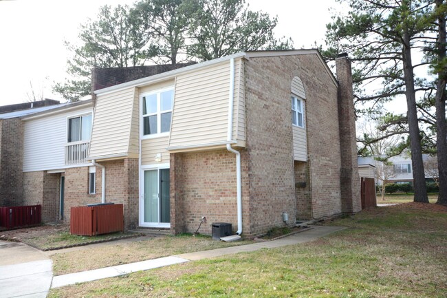 Building Photo - 1216 Glyndon Dr