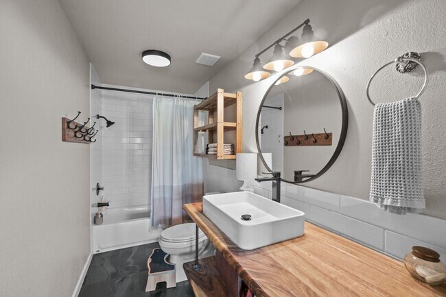 Building Photo - Charming 4-Bdr Farm House in Sisters Schoo...