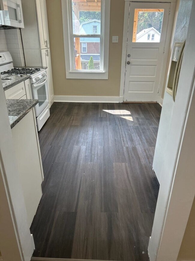 Foto del edificio - Updated 1 Bed/1 Bath First Floor Apartment in Greenfield - Private Deck, Central Heat & AC - Avai...