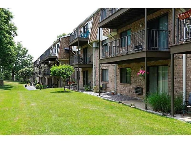 Building Photo - 750 Quaker Ln
