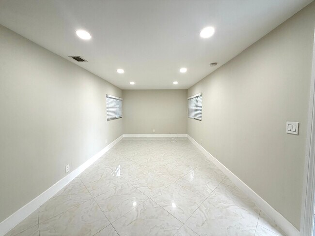 Foto del edificio - 9615 NW 3rd Ave