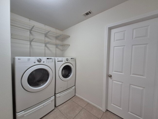 Building Photo - 3 bed/2 bath in Country Club Estates available now!