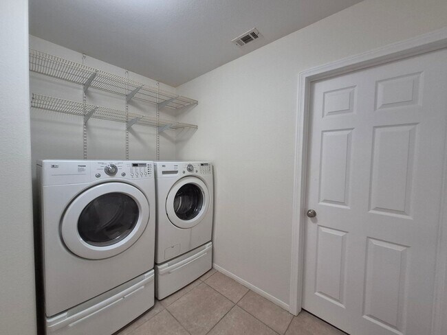 Foto del edificio - 3 bed/2 bath in Country Club Estates available now!