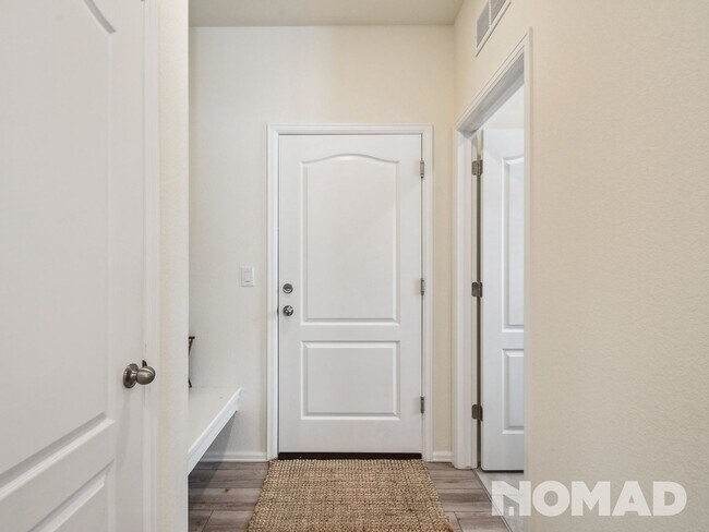 Building Photo - 2 Bedroom Townhome in Brighton