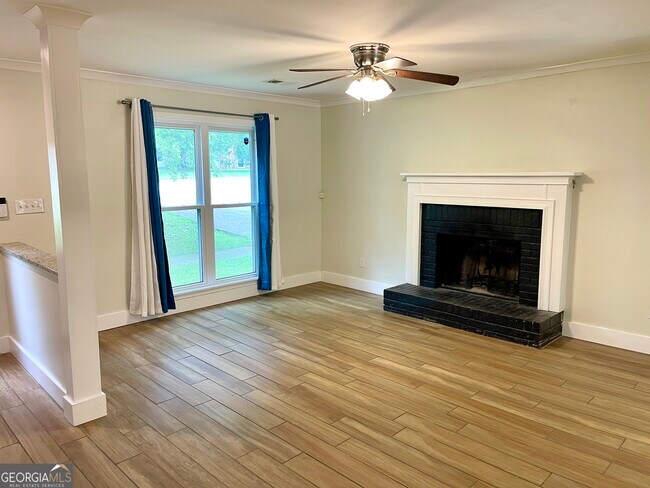 Foto del edificio - 696 Redland Dr