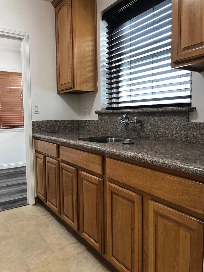 Foto del edificio - 1854 Garvey Ave