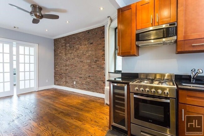 Building Photo - E 10TH ST.