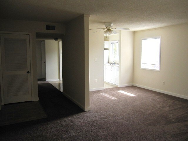 Building Photo - 2747 Cherokee Rd