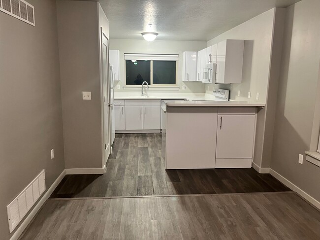 Building Photo - 1700 S Sandhill Rd