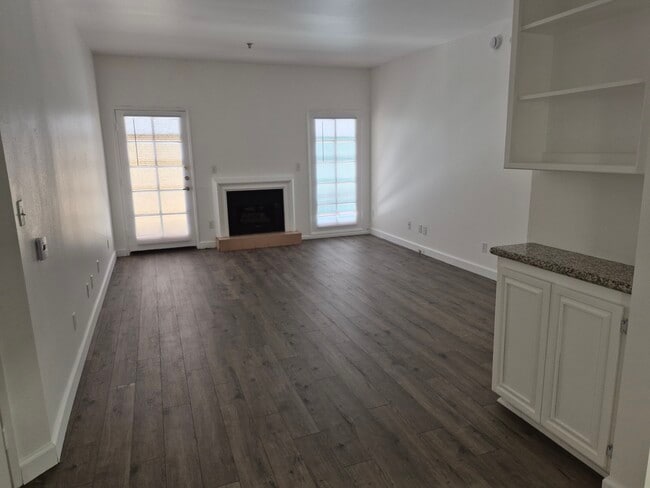 Building Photo - Dicken's Court Apartments