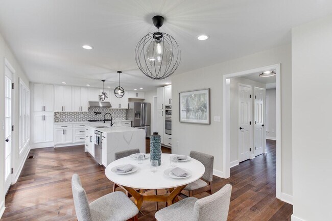 Foto del edificio - Fabulously Renovated 4 Bedroom, 3.5 Bathroom Home In Close in Potomac!!