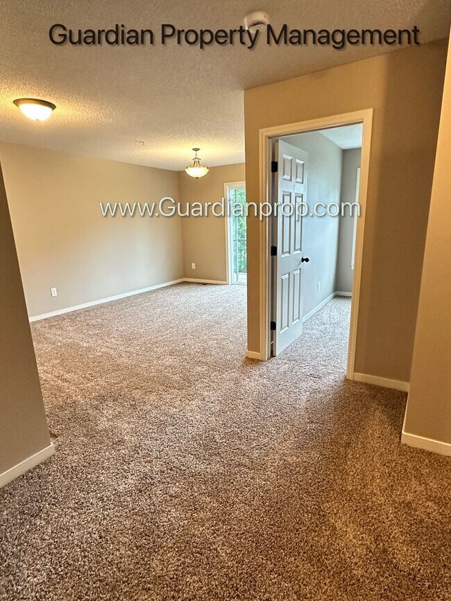 Foto del edificio - Champlin Town Home, 2 Car Garage, Dishwasher, Washer/Dryer, Balcony, July/Aug 1st Move In