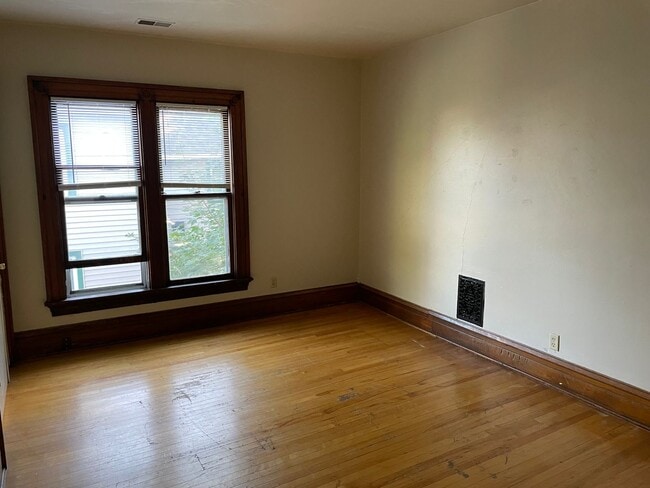 Building Photo - 637 Franklin St