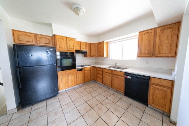 Building Photo - 5 BEDROOM, 2 BATH TEMPE HOME WITH DIVING P...