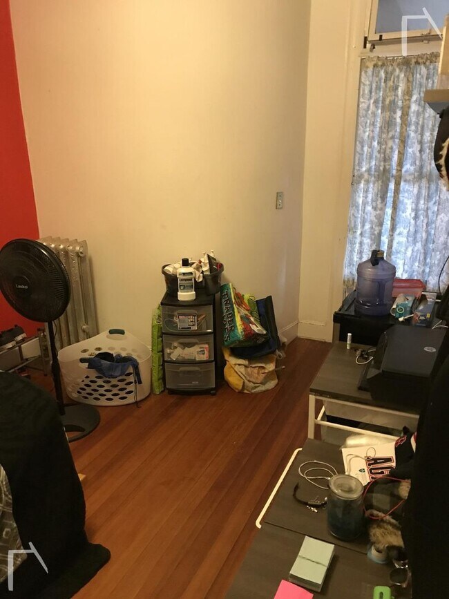 Building Photo - Beautiful 4.5 Bed Unit With Great Location in Brookline Available 9/1/26