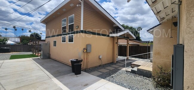 Building Photo - 554 Randolph St