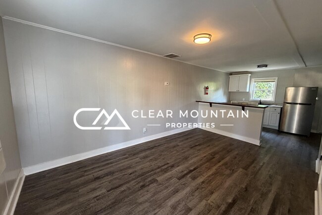 Foto del edificio - Renovated 2BR Apartment Near Downtown Greer