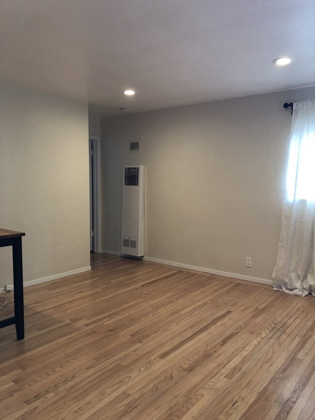 Foto del edificio - AVAILABLE NOW 1 BD 1 BR Unit
