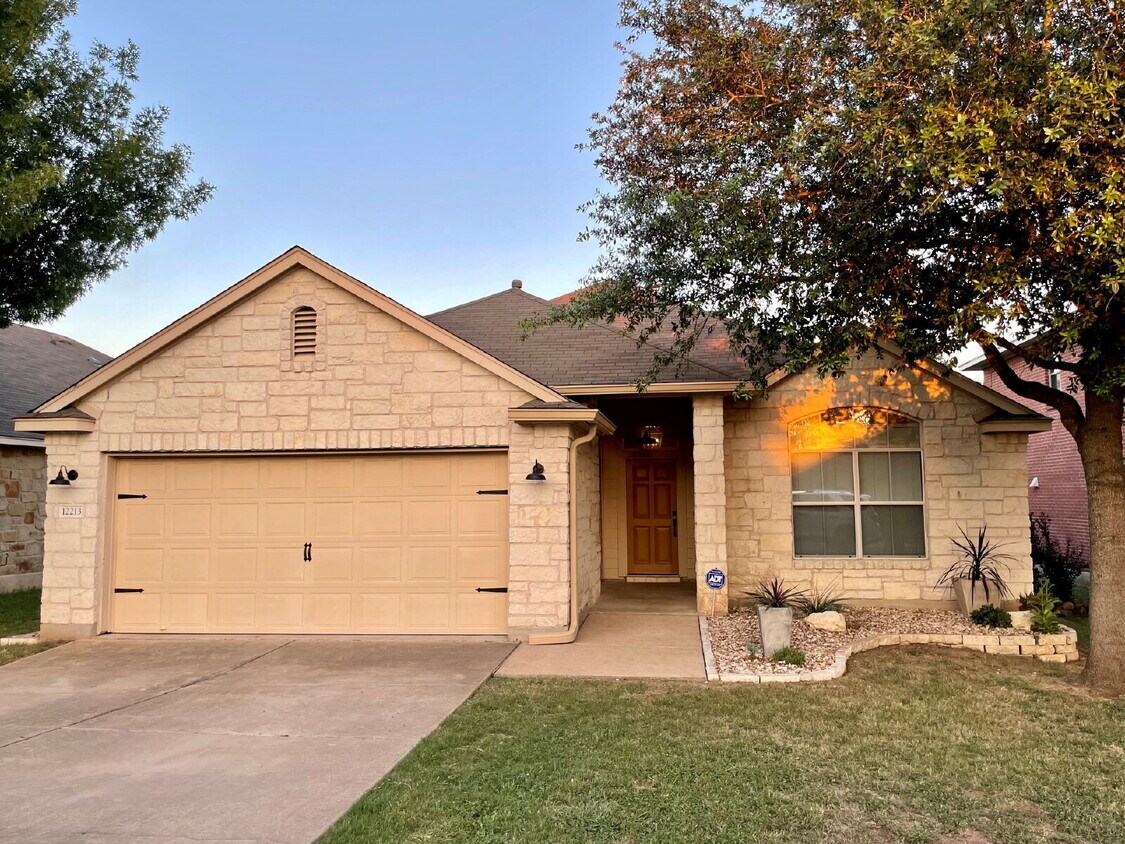 Foto principal - Charming 4-Bedroom Home in South Austin’s ...
