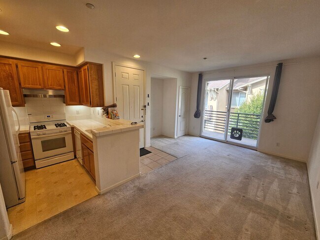 Building Photo - Modern, Private 2 Bed/2 Bath Condo with At...