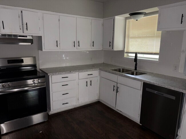 Building Photo - 6122 Glenhurst Dr