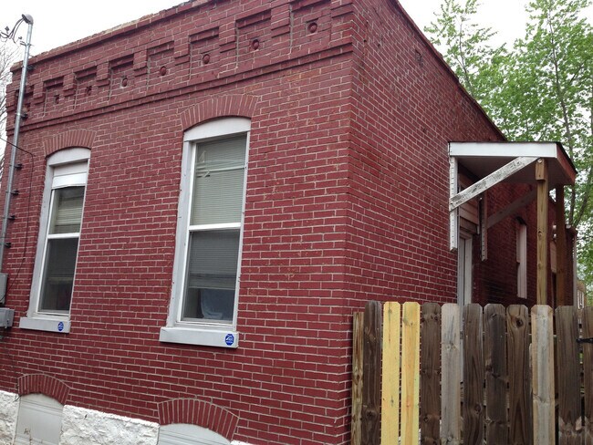 Building Photo - $300 off if you rent this month!!!  Renova...