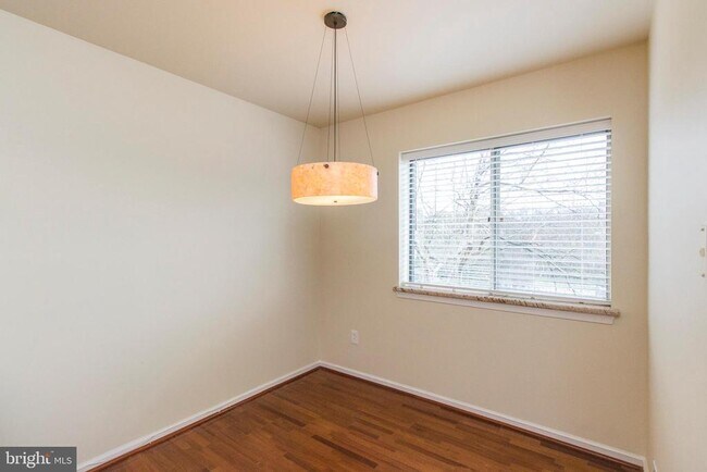 Foto del edificio - 50 Woodside Rd