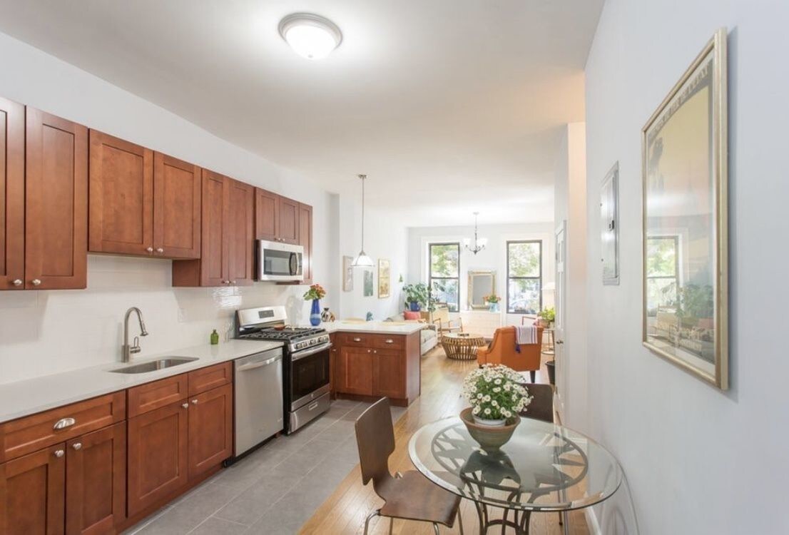 Foto principal - 357 E 22nd St