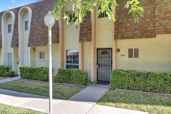 Building Photo - LOVELY 2-STORY TOWNHOME WITH 3 BEDROOMS / ...