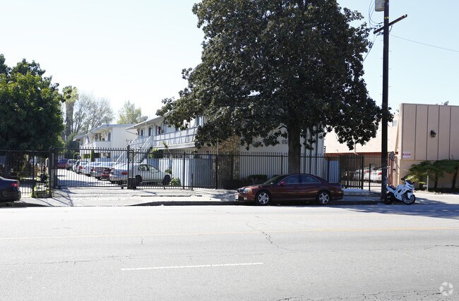 Foto del edificio - 15552 Vanowen St