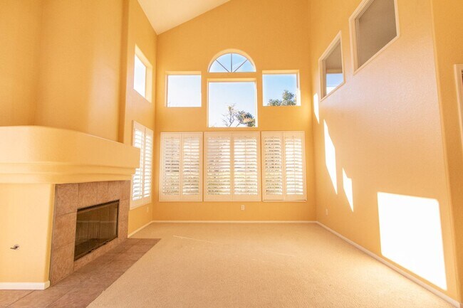 Foto del edificio - Tri-Level 3 bedroom 3 bath Home in Heart o...