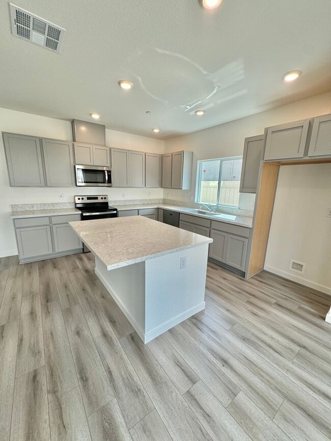 Building Photo - FOUR-FIVE/OFFICE BEDROOM THREE BATHROOM SE...