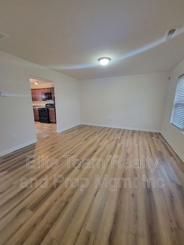 Building Photo - 5823 Hewitt Dr
