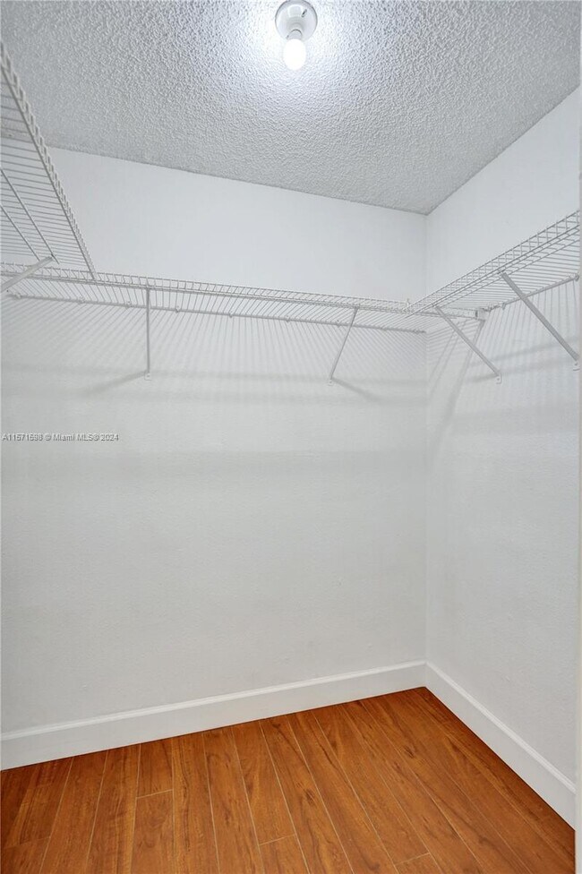 Building Photo - 158 Lakeview Dr